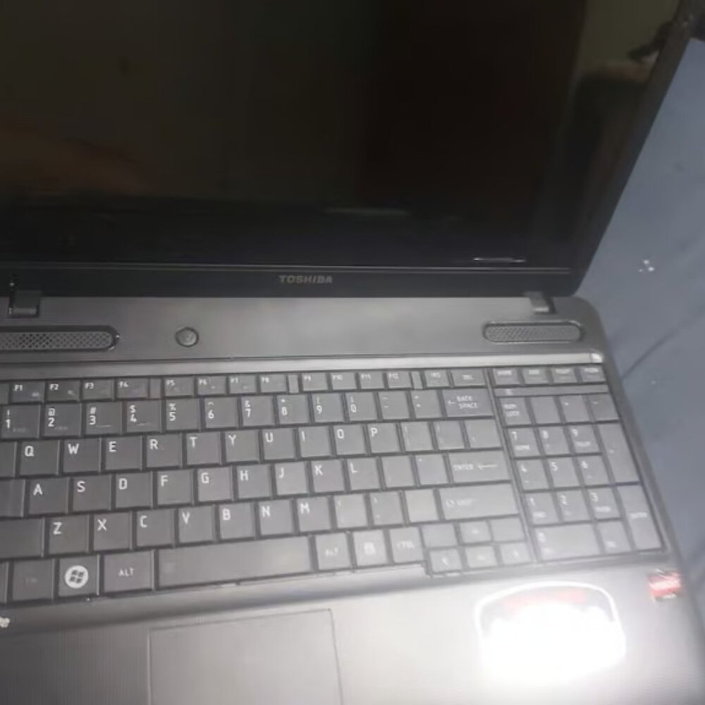 FOR PARTS 15.6" Toshiba Satellite C655D-S5228 (AMD C-50/1.0 GHz/NO RAM/NO HDD)